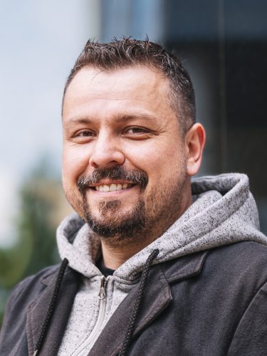 fdOTfjgyWO2N-01_portret